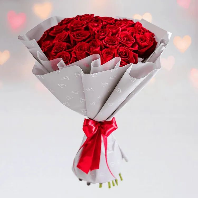 Букет из красных роз для девушки на 8 марта
