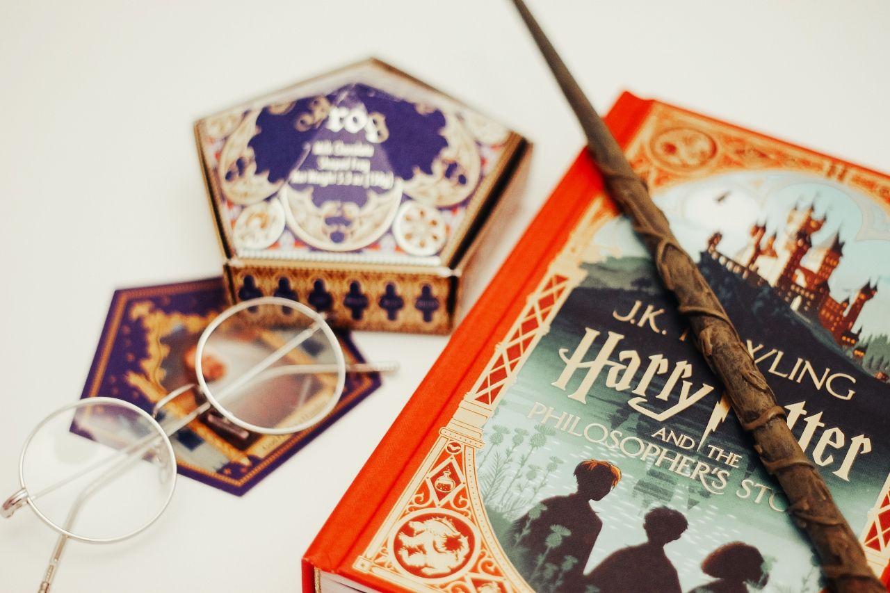 Волшебная палочка и книга о Гарри Поттере